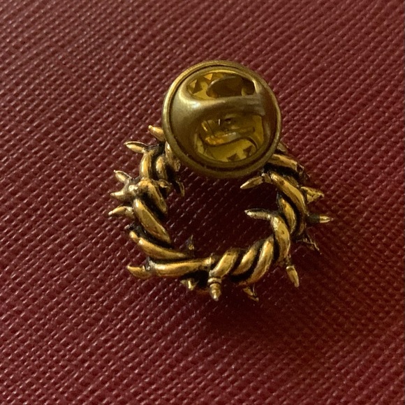 Vintage Crown of Thorns Antique Gold Tone Lapel Pin. Pin Back Closure. - Picture 3 of 4